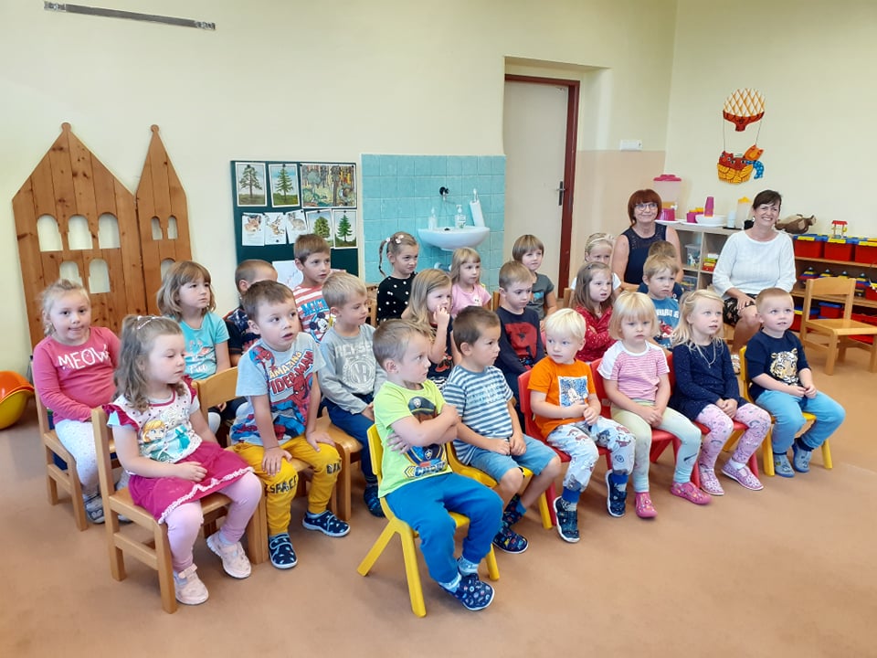 Zajíci jdou do školky