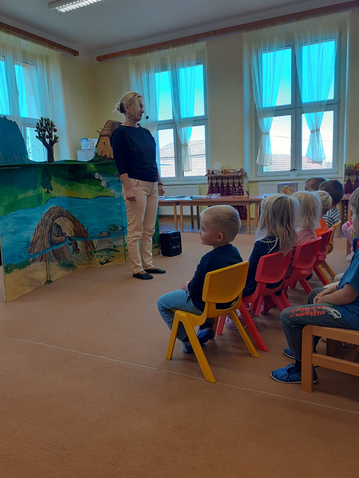 Zajíci jdou do školky