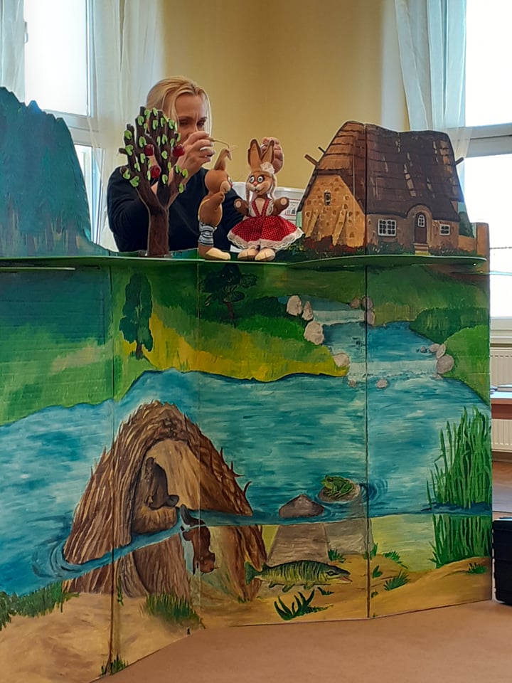 Zajíci jdou do školky